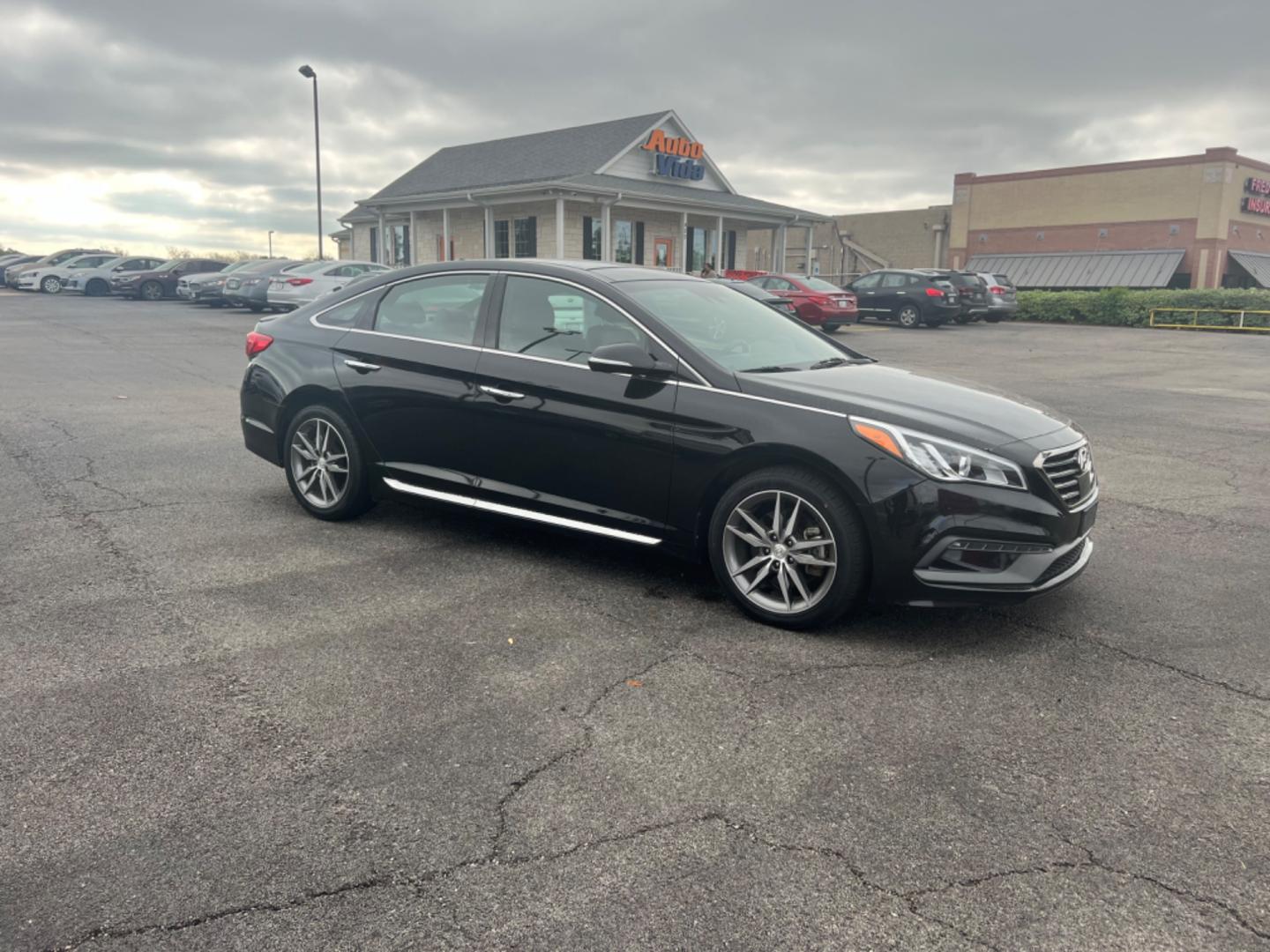 2015 Hyundai Sonata Sport 2.0T (5NPE34AB8FH) with an 2.0L L4 DOHC 16V TURBO engine, 6-Speed Automatic transmission, located at 420 I-35E, Lancaster, TX, 75146, (469) 297-4144, 32.593929, -96.823685 - Photo#7